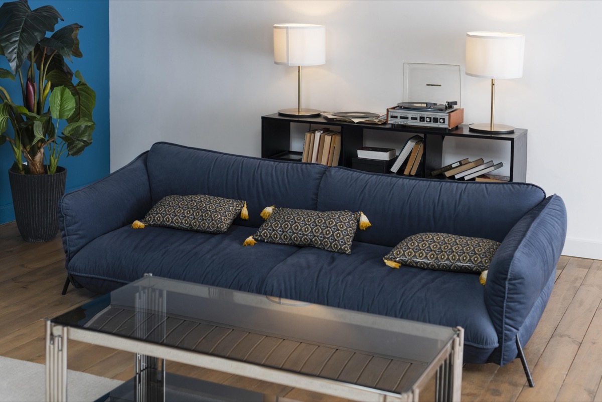 Granatowa kanapa - jaki kolor ścian do aranżacji wnętrza?