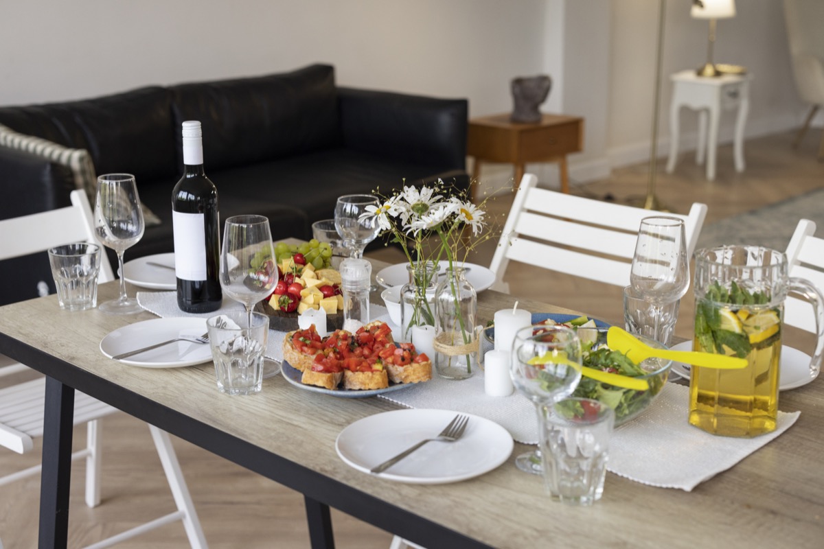 Jak udekorować stół na przyjęcie? Praktyczne porady dekoracyjne