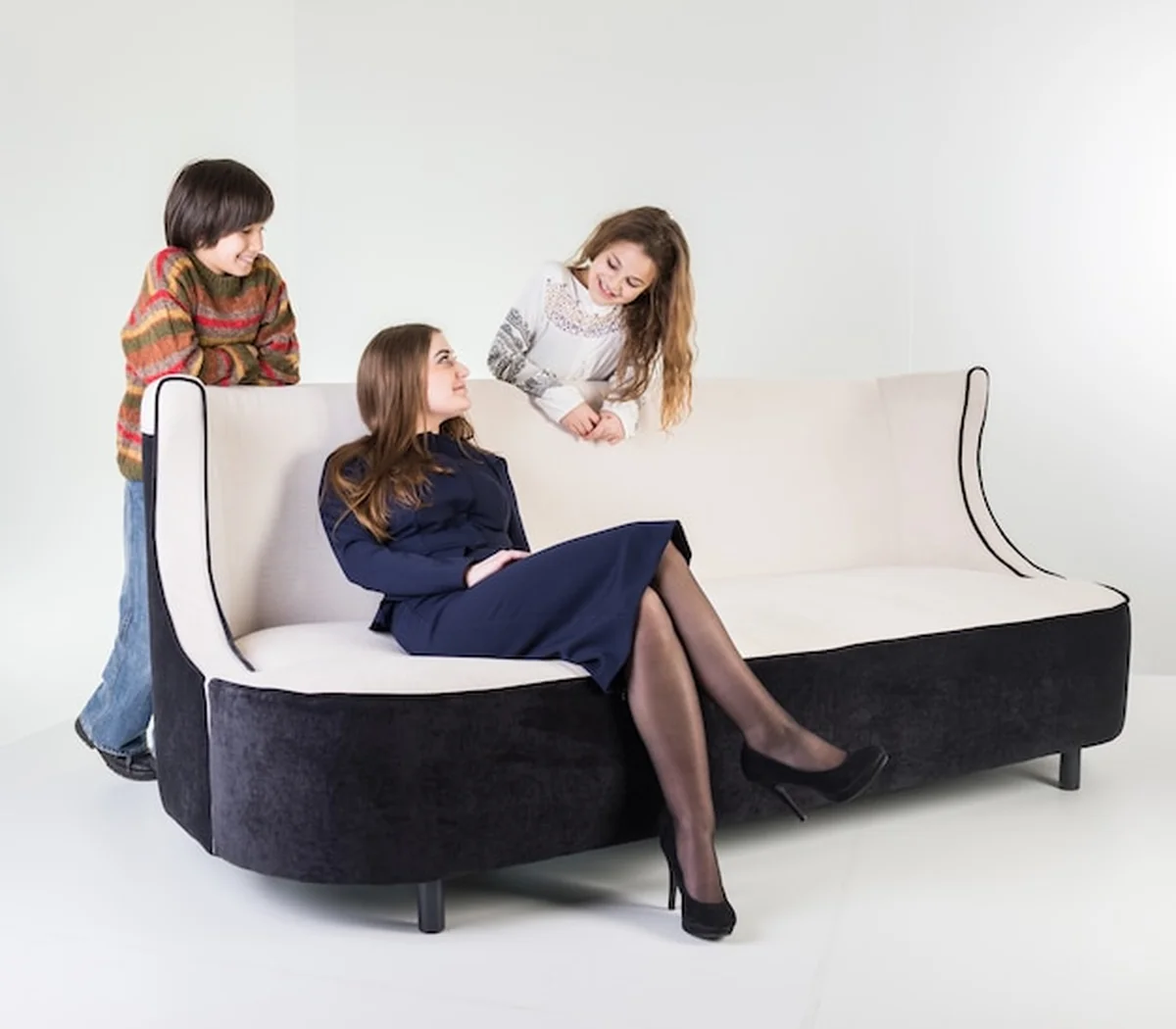 Nowoczesne meble w białym pokoju