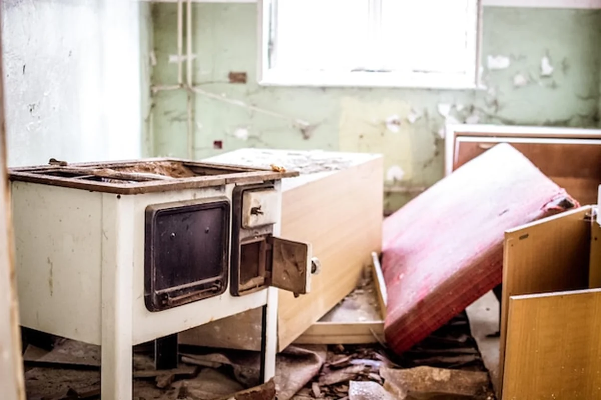 Opuszczone meble w domu