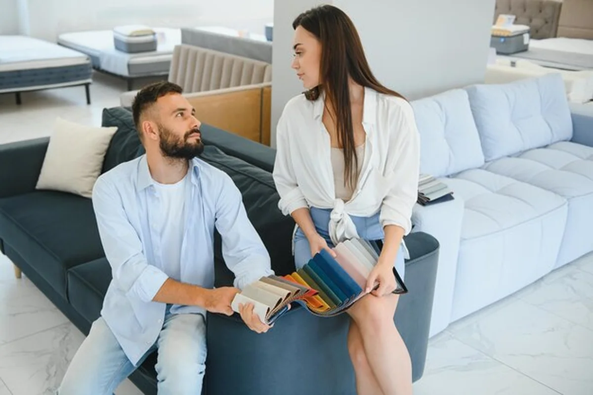 Para żonatych wybiera nową kanapę w sklepie meblowym