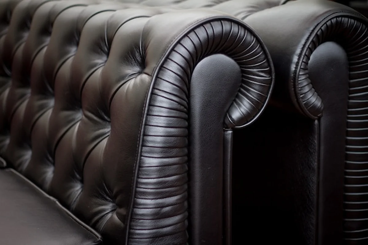 Vintage styl dekoracji wnętrz z czarną skórzaną kanapą