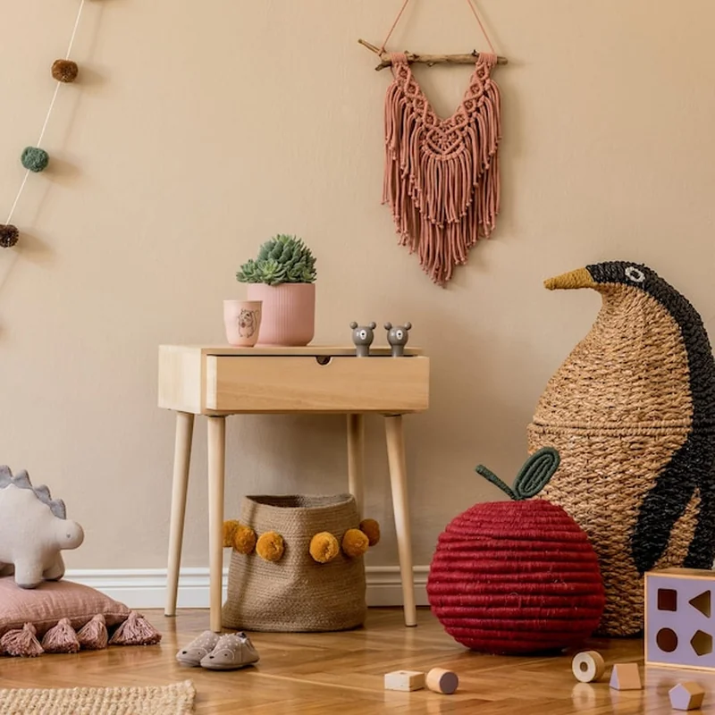 Stylowe skandynawskie wnętrze pokoju dziecięcego z meblami i zabawkami