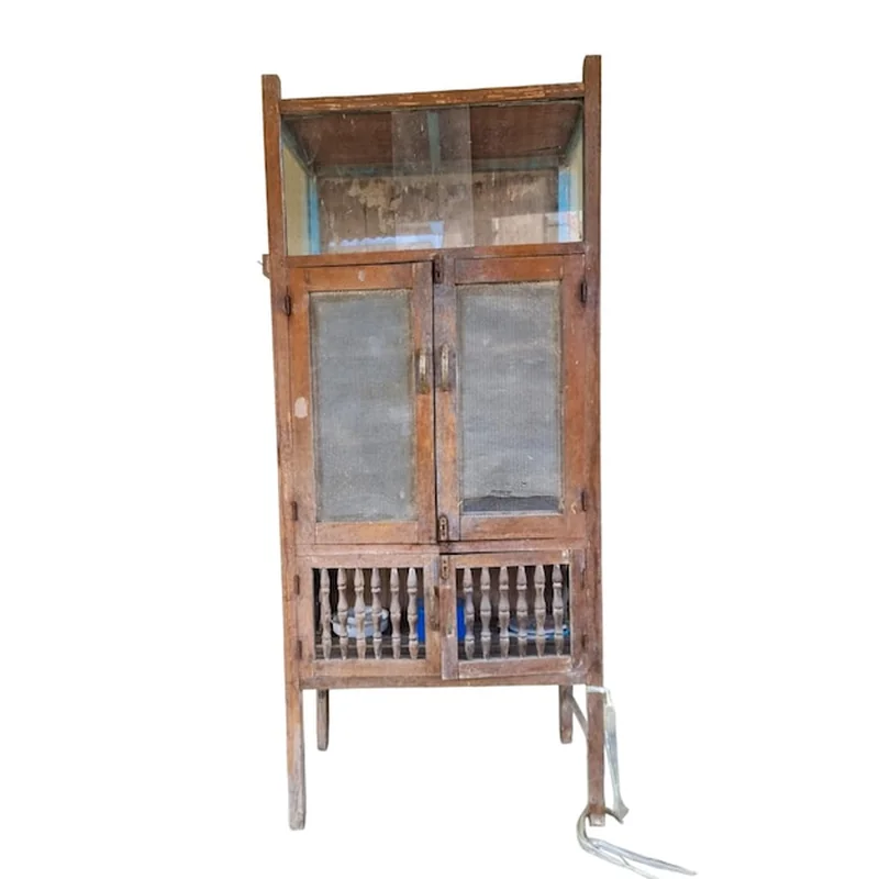 Stara antyczna spiżarnia z drewna na białym tle