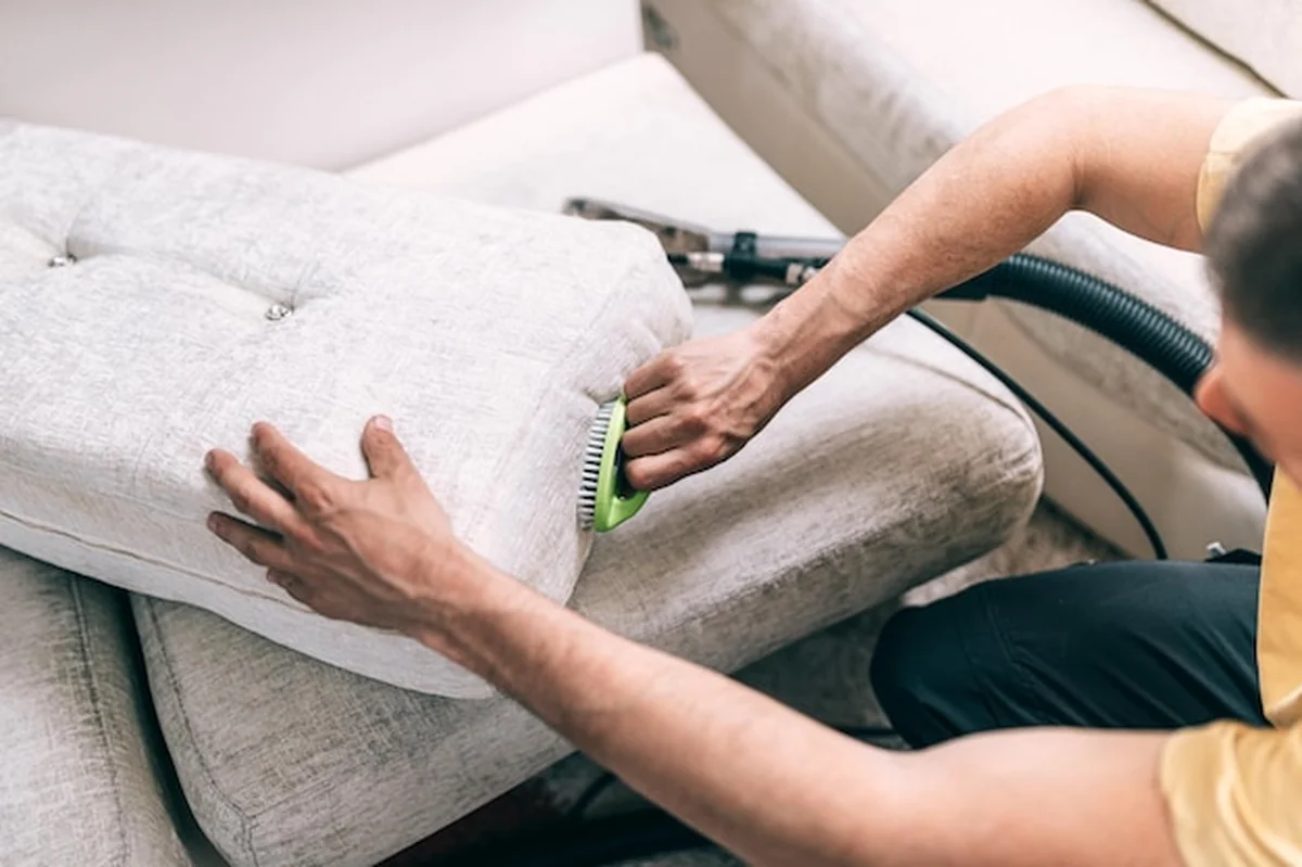 Proces czyszczenia sofy z brudu - pranie mebli tapicerowanych