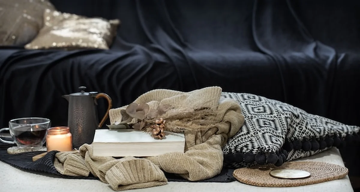 Martwa natura z detaliami wystroju domu na ciemnym tle