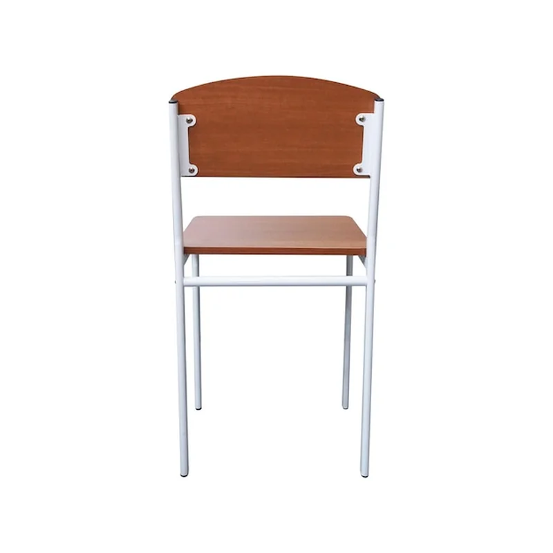 Drewniany stół z krzesłem na białym tle