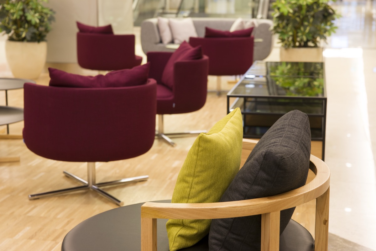 Jak urządzić salon meblowy? Praktyczne porady i aranżacje