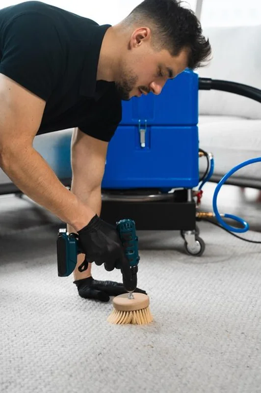 Czyszczenie dywanu w domu za pomocą wiertła i szczotki