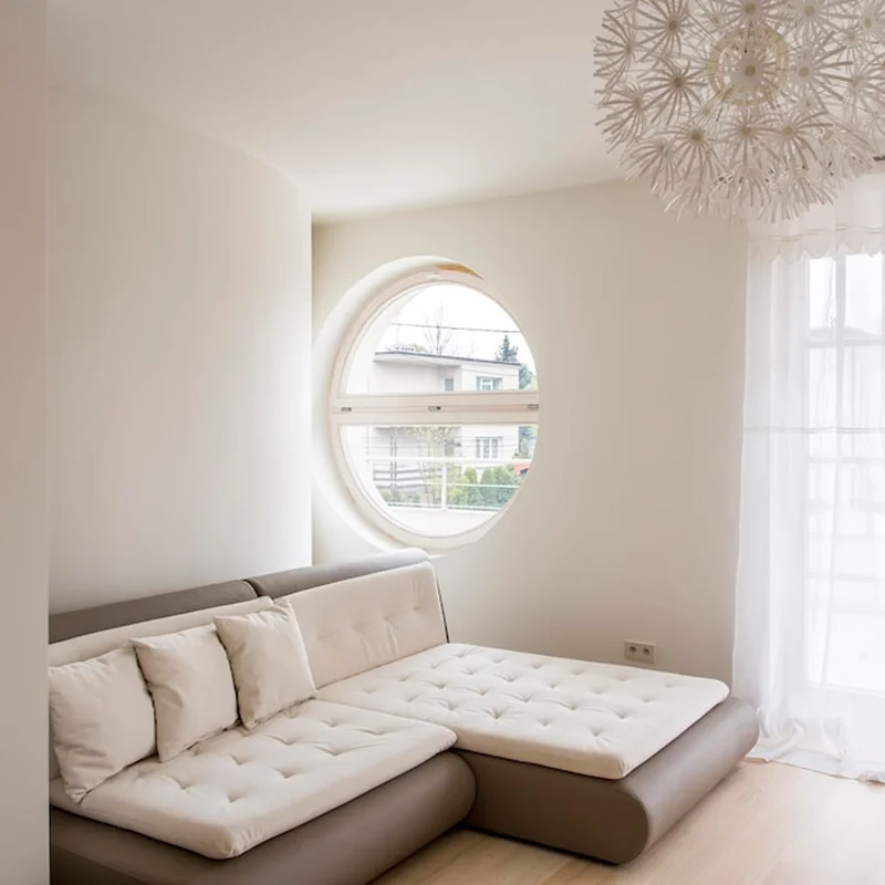 Wnętrze z sofą i okrągłym oknem