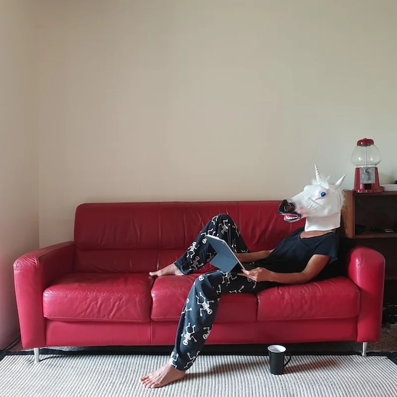 Osoba siedząca na kanapie w masce z technologią bezprzewodową