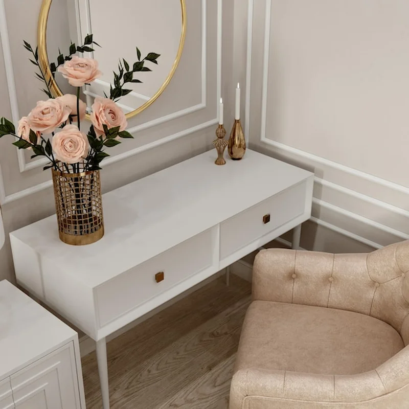 Toaletka z różami w wazonie i okrągłym lustrem w przytulnym kąciku sypialni