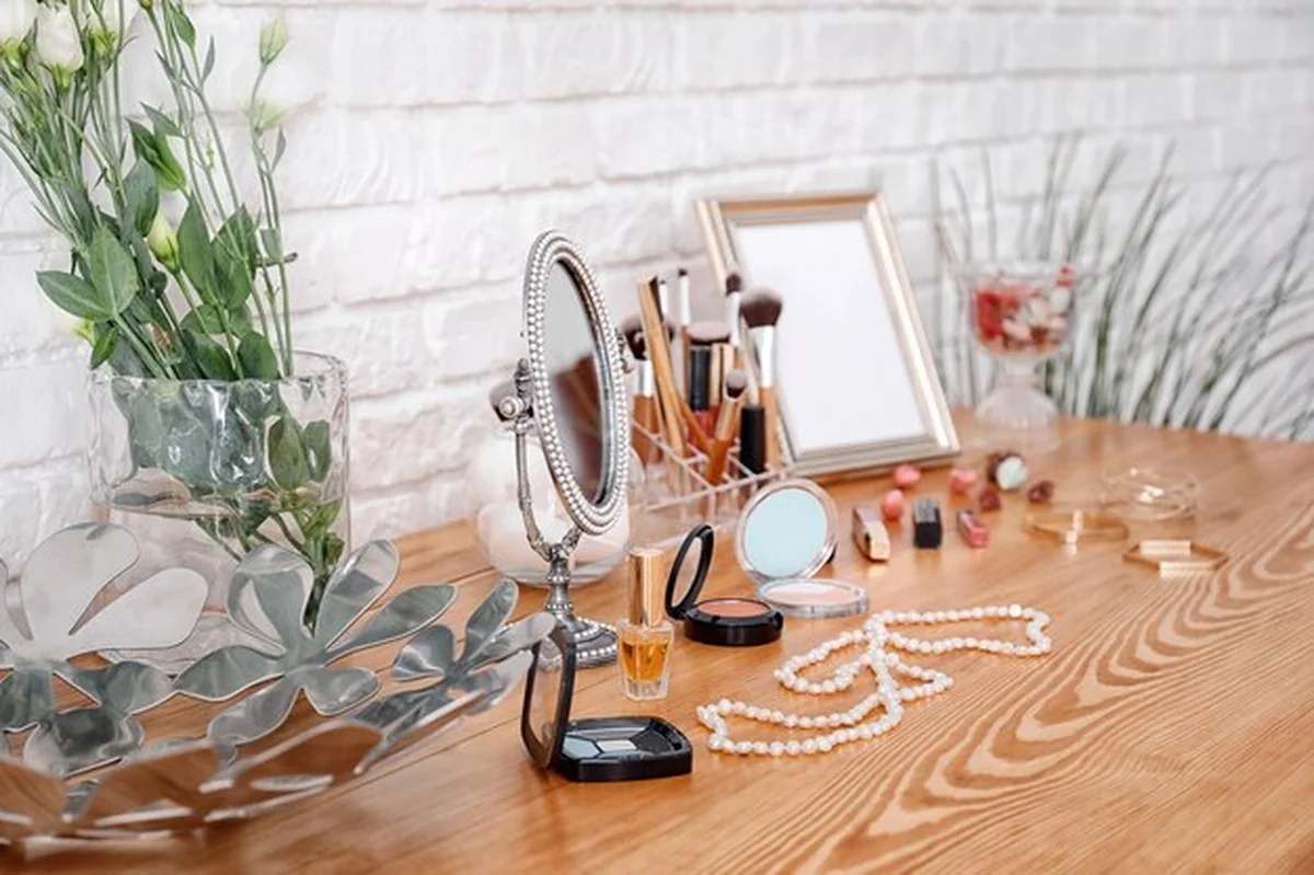 Zestaw kosmetyków i akcesoriów na toaletce