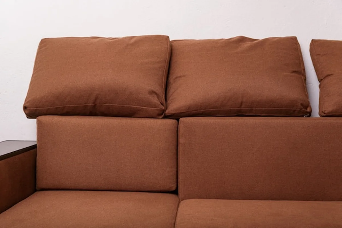 Meble tapicerowane z brązową tkaniną