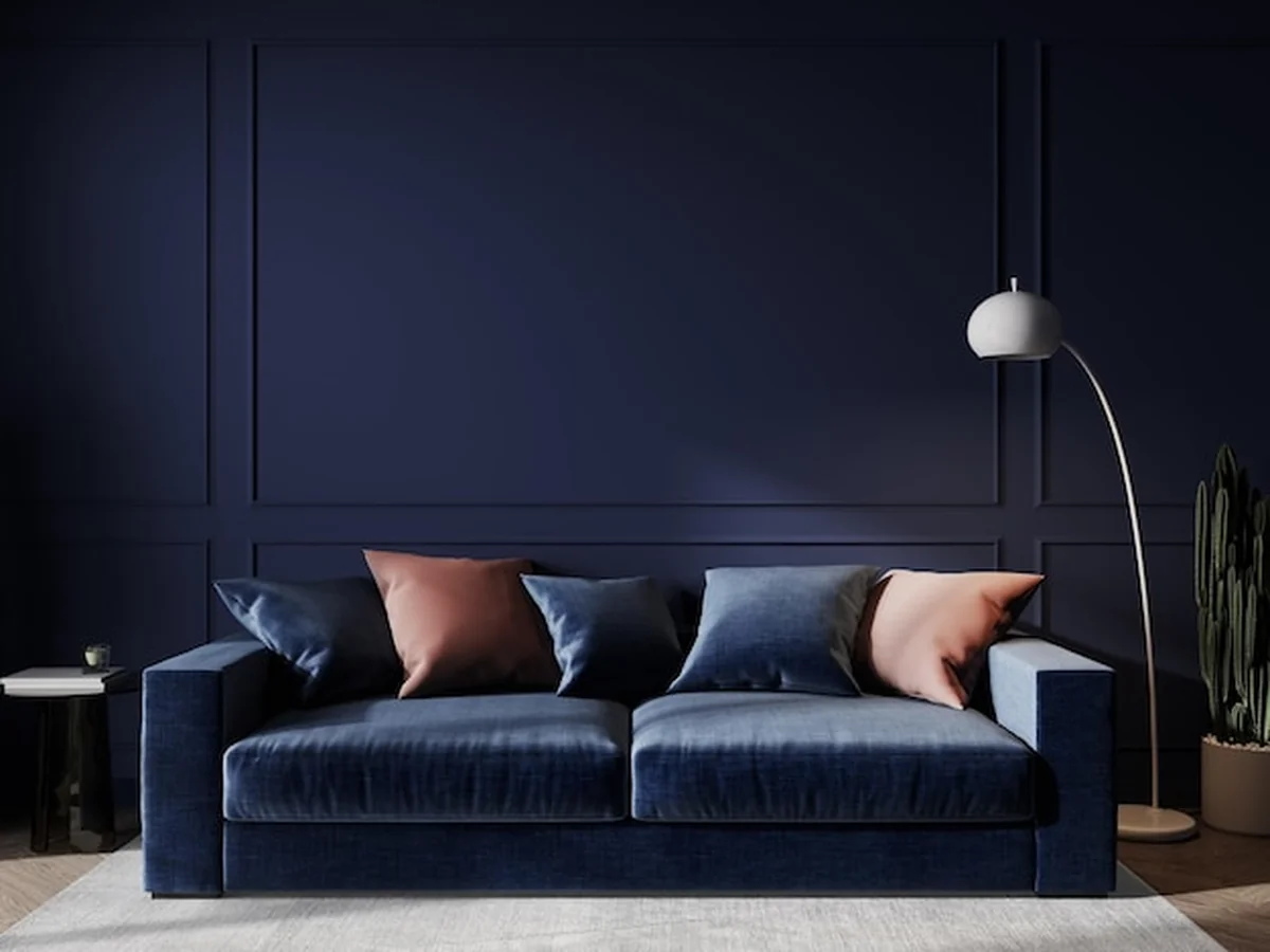 Klasyczne wnętrze z niebieską sofą i pustą ścianą