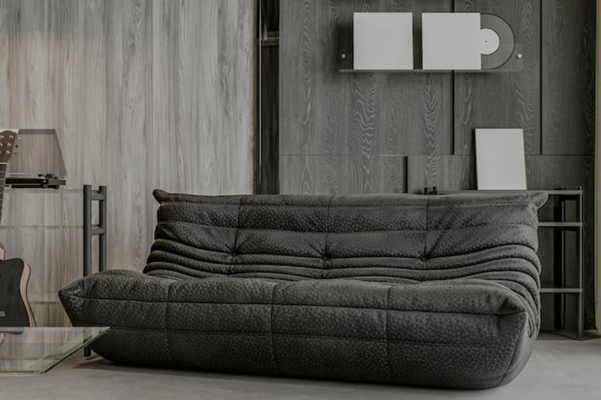 Nowoczesna minimalistyczna kanapa w salonie