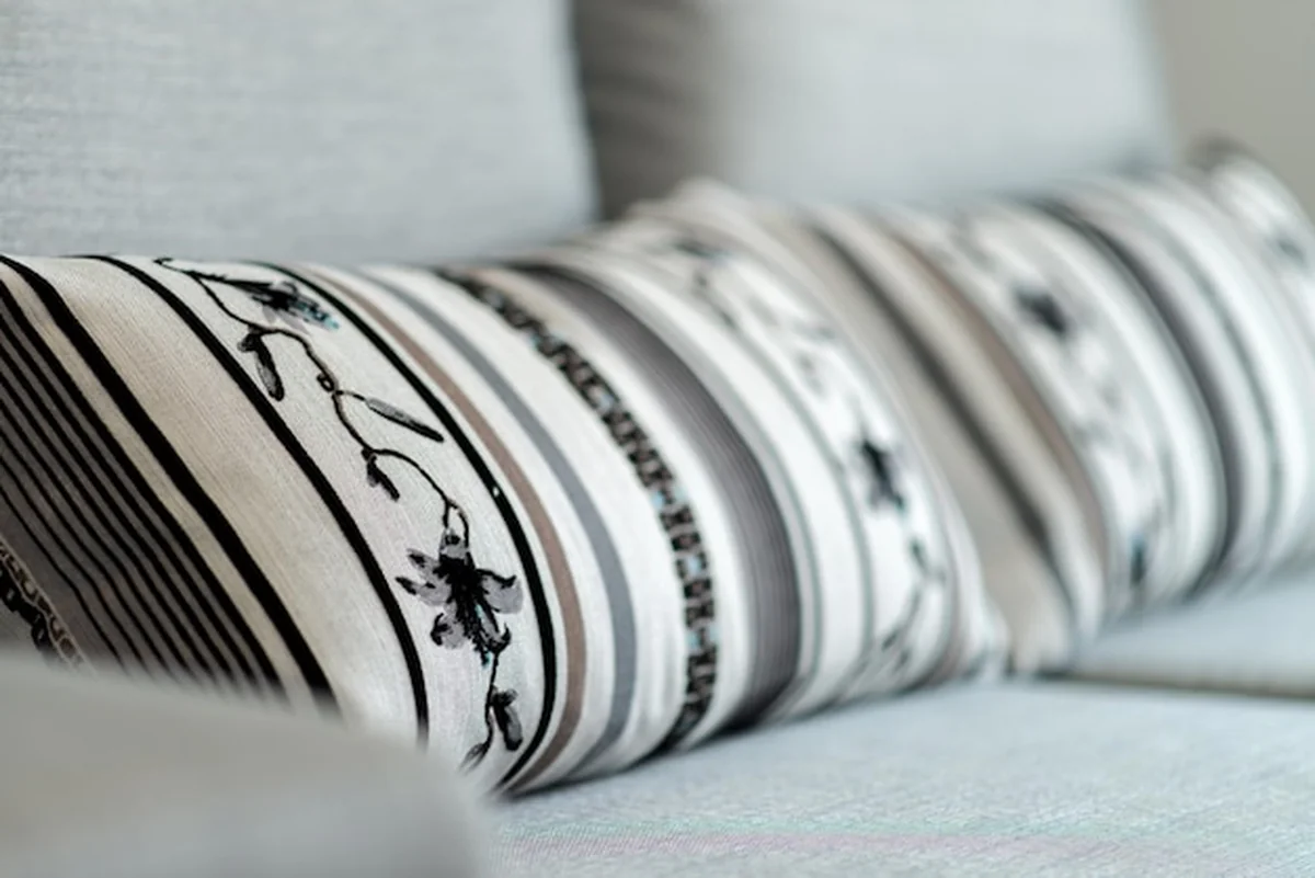 Poduszki na szarej kanapie w domu