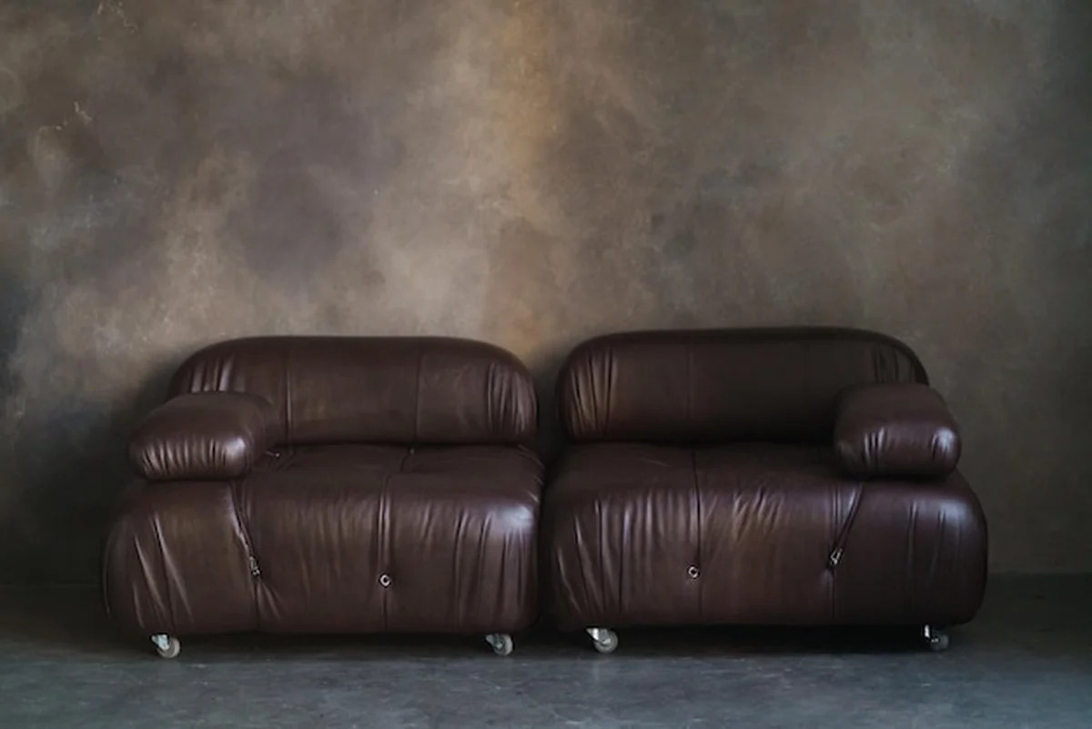 Nowoczesna skórzana kanapa w loftowym wnętrzu