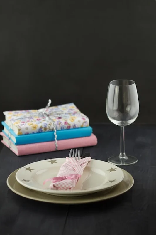 Zestaw talerzy ze szklanką na stole