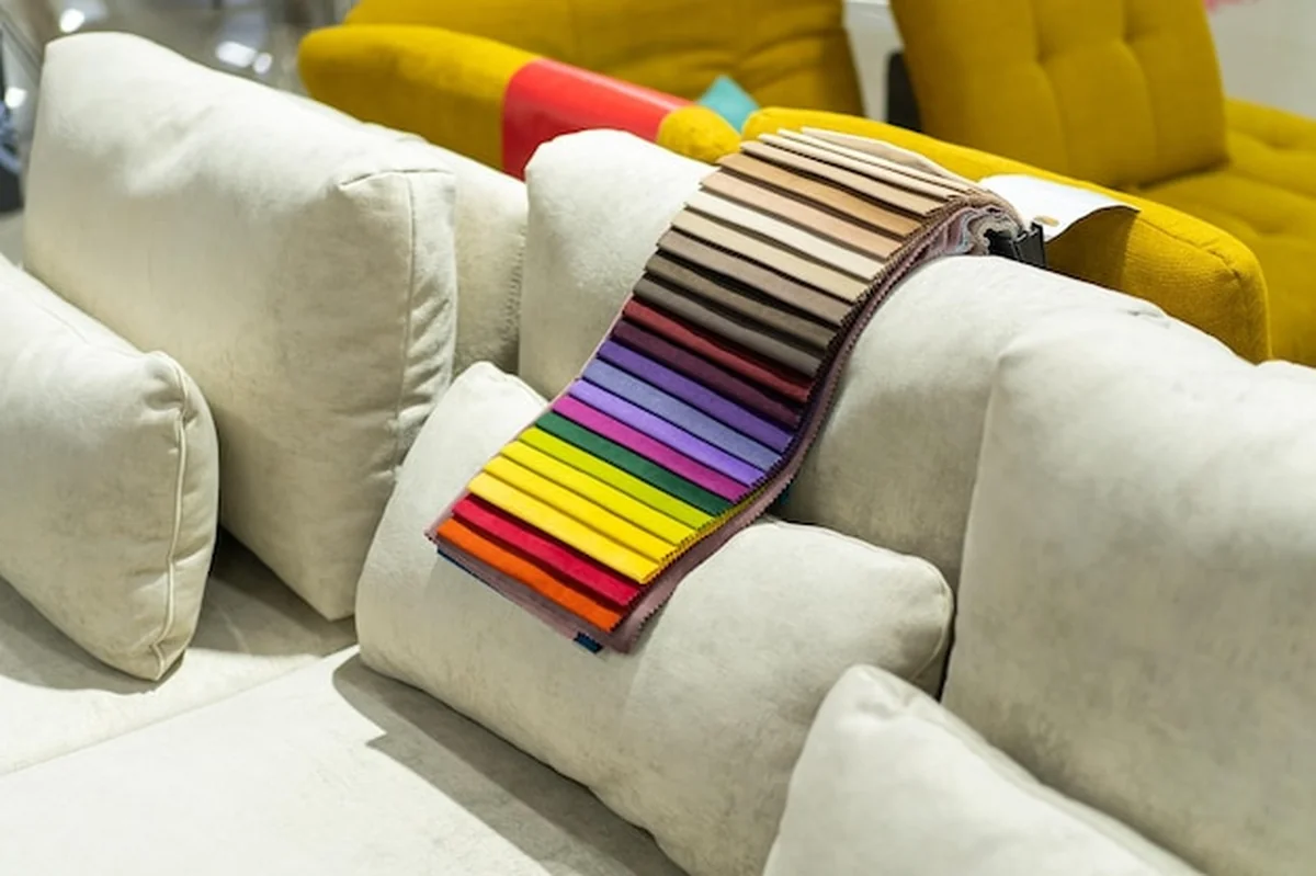 Katalog wielobarwnych próbek tkanin na tle tekstylnym