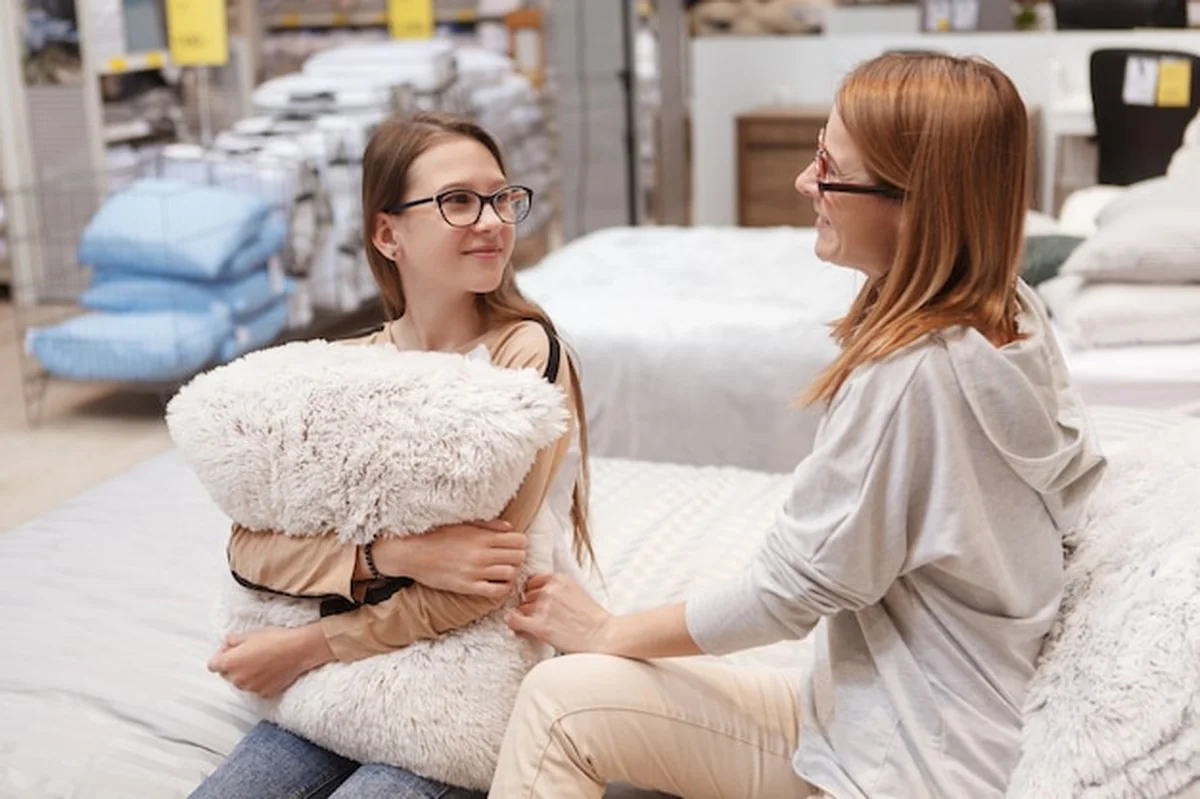 Urocza mama i córka kupują meble do sypialni