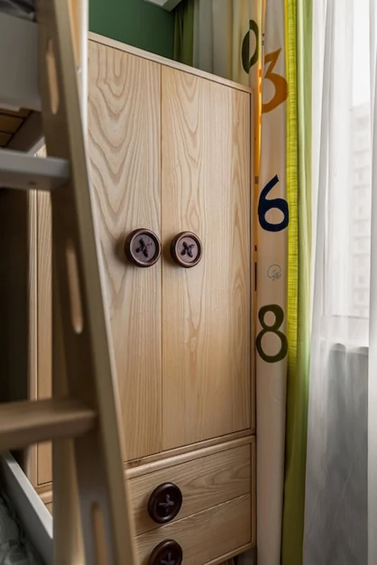 Drewniana szafa dziecięca z szufladami