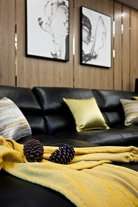 Nowoczesny salon z czarną skórzaną sekcją