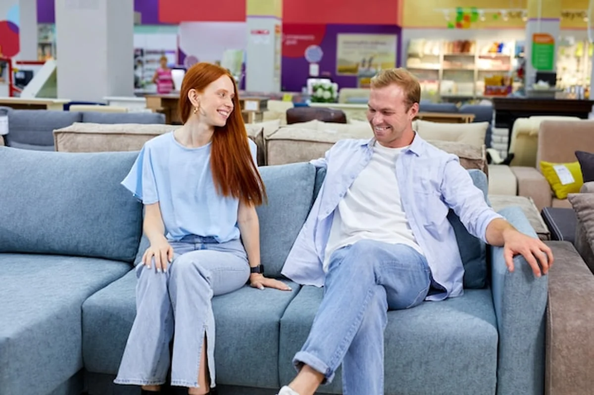 Para wybiera nowoczesne meble w sklepie meblowym