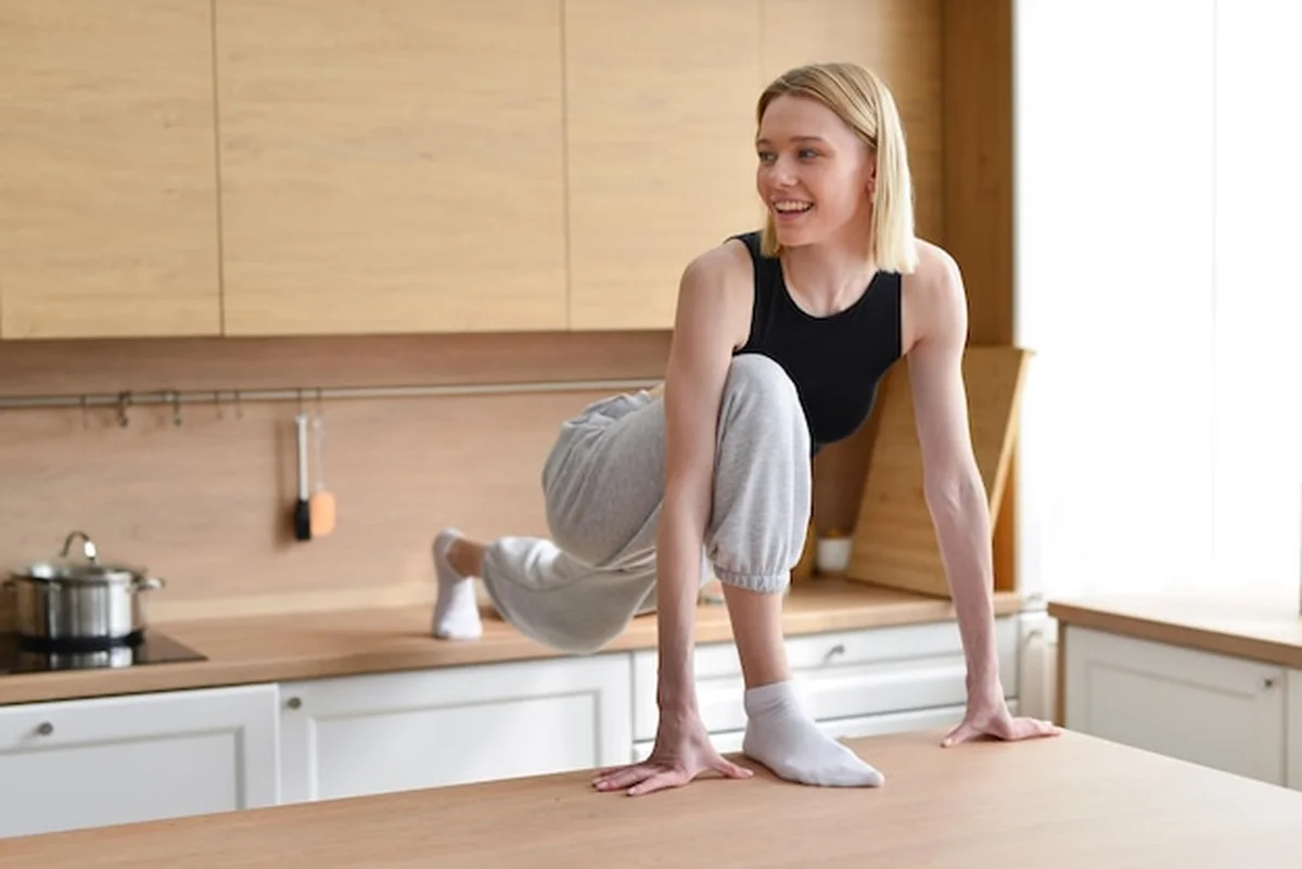 Kobieta robi podziały w kuchni między stołami