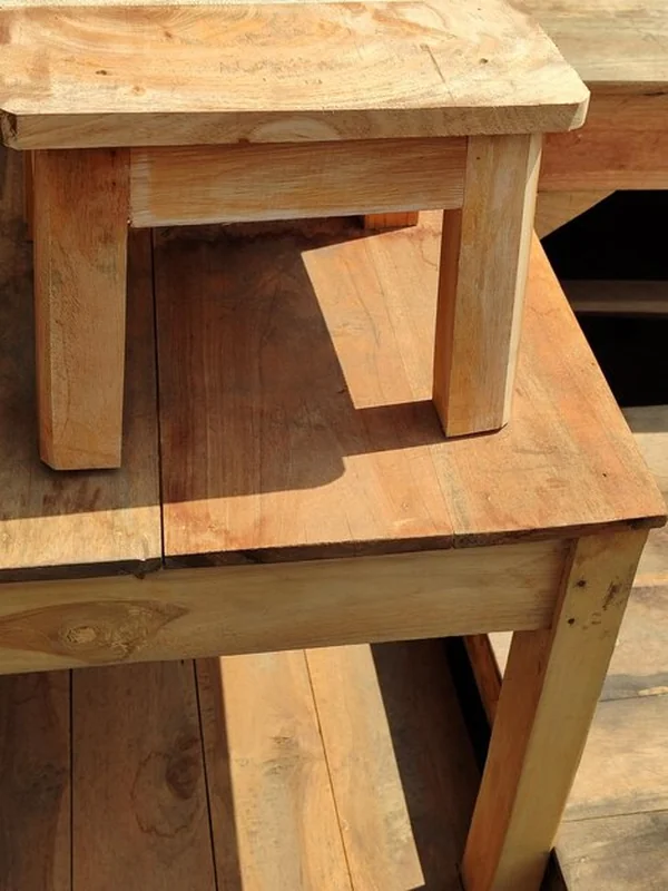 Rustyczny drewniany stołek i stół