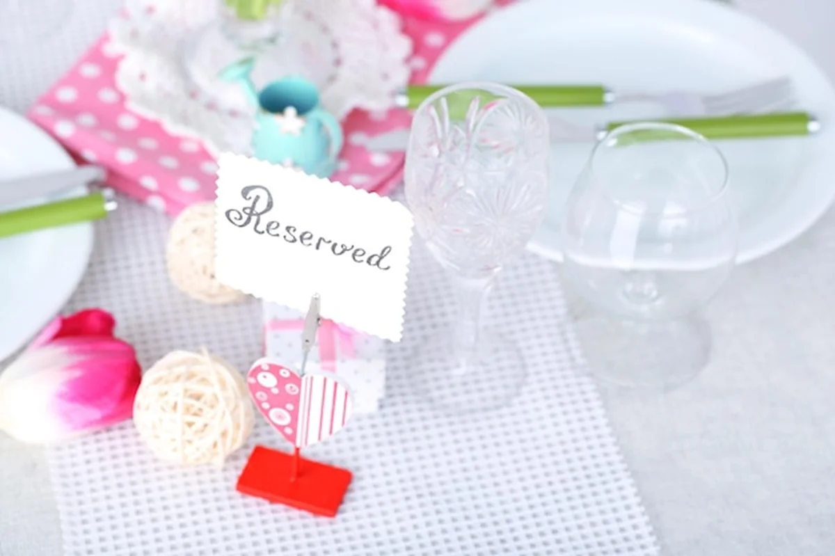 Piękne wiosenne nakrycie stołu na jasnym tle