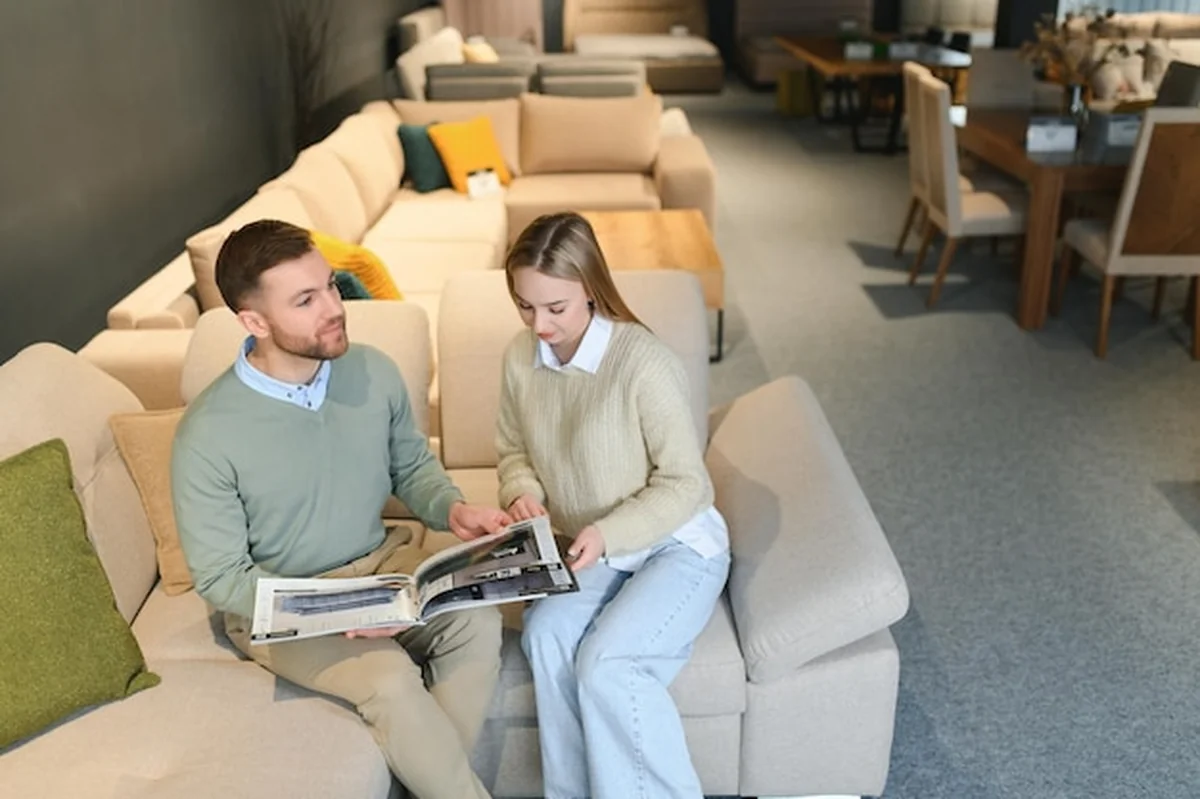 Szczęśliwa para wybierająca meble w sklepie