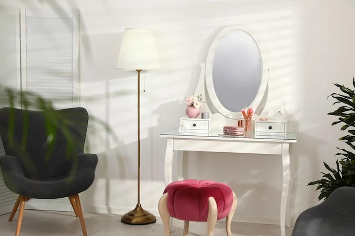 Wnętrze pokoju z elegancką toaletką i stylowym oświetleniem