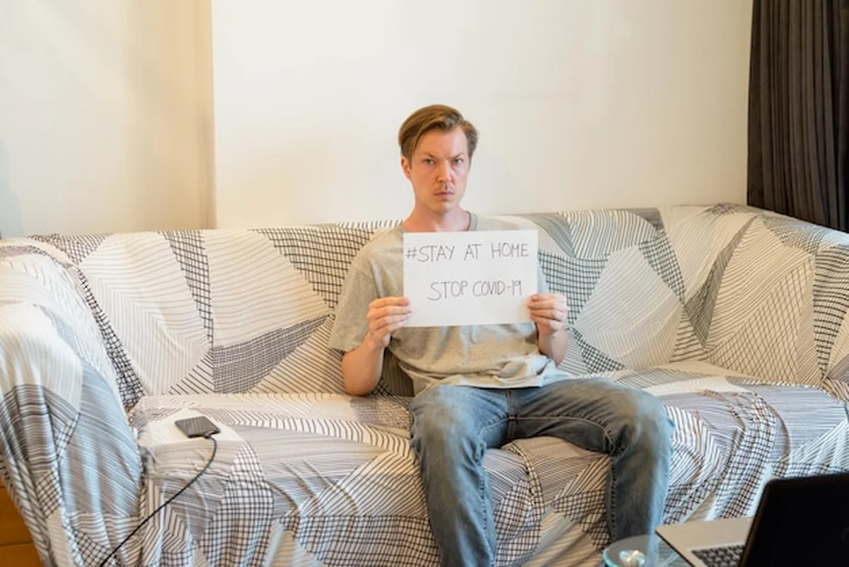 Mężczyzna siedzący na kanapie