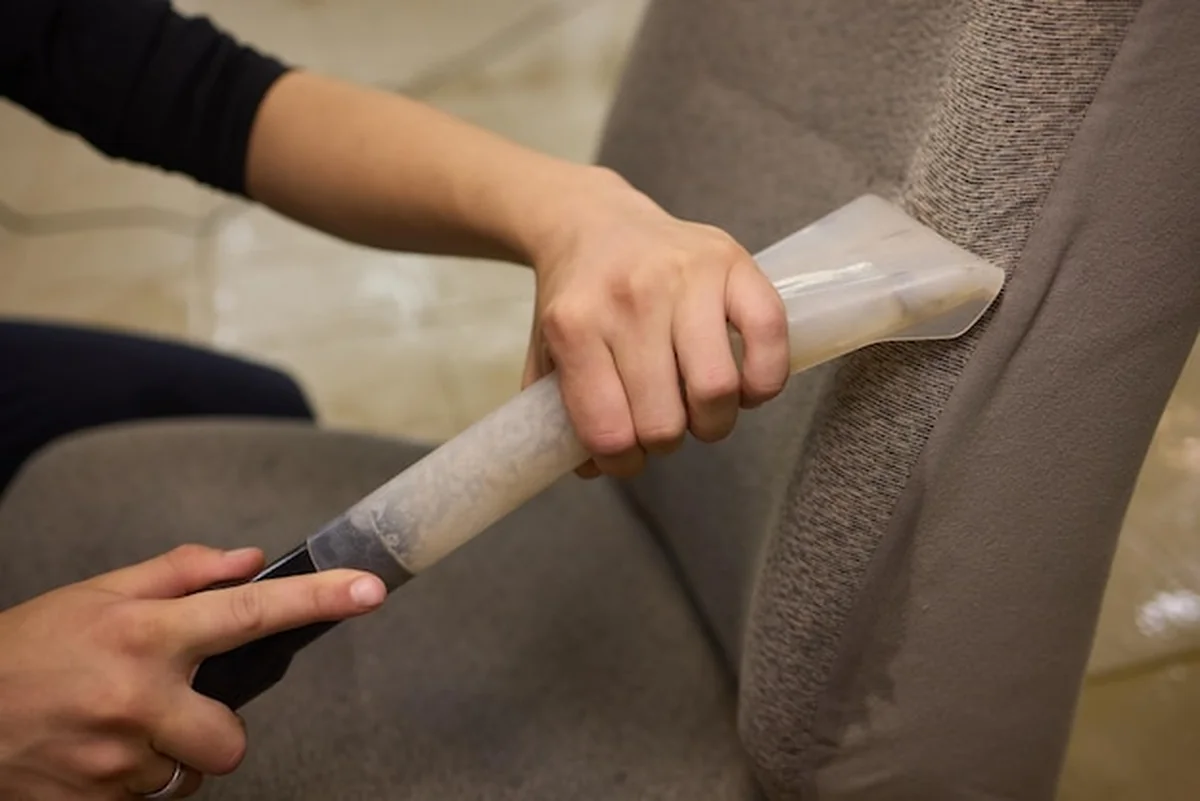 Profesjonalne czyszczenie tapicerki za pomocą zaawansowanego sprzętu