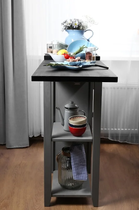 Przygotowanie potraw na kuchennym stole