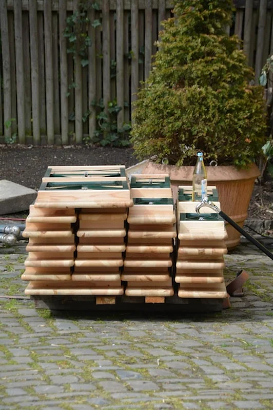 Drewniane siedzenia na podwórku