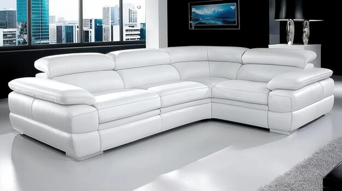 Nowoczesna biała skórzana kanapa w salonie mieszkalnym z projektem