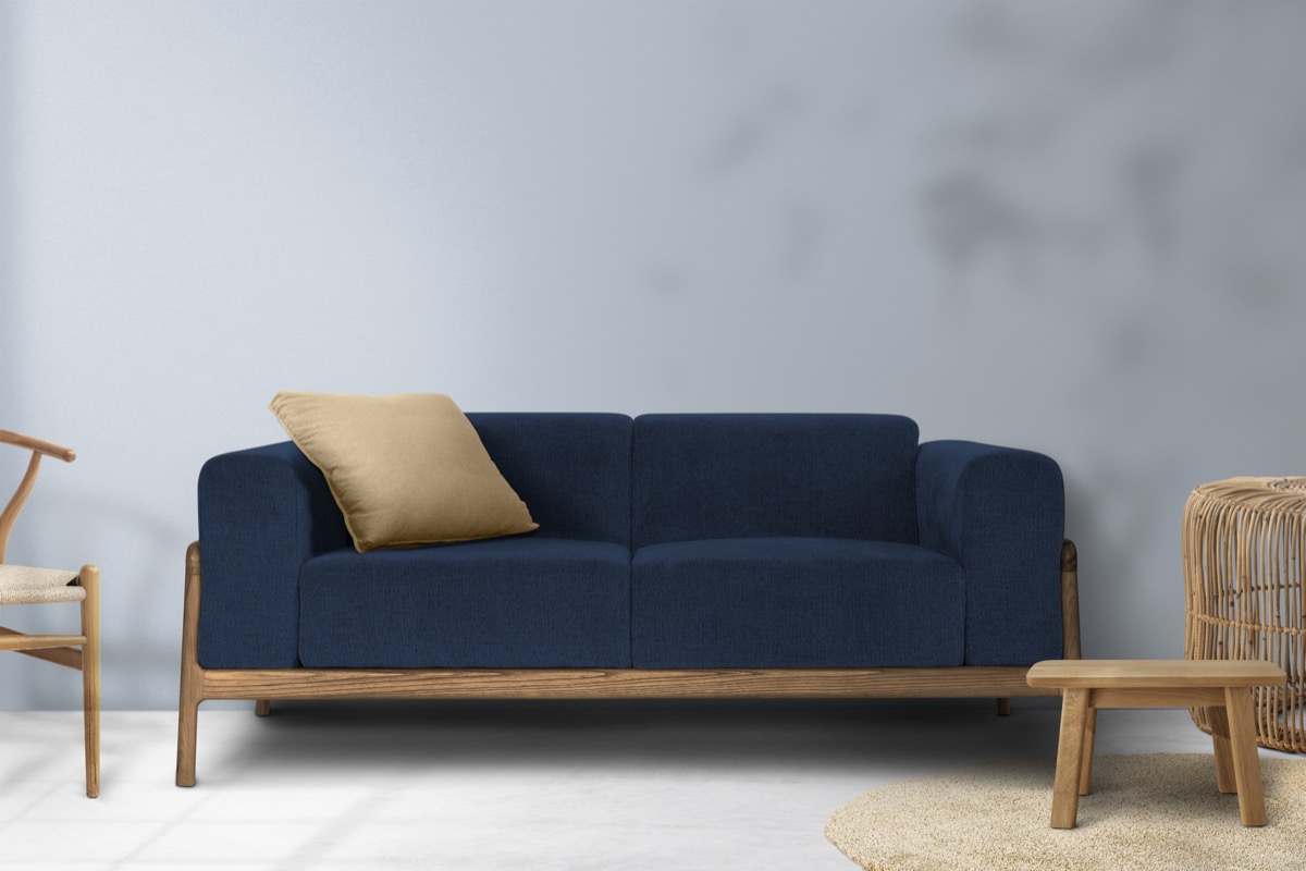 Niebieska kanapa - jakie dodatki do salonu wybrać?