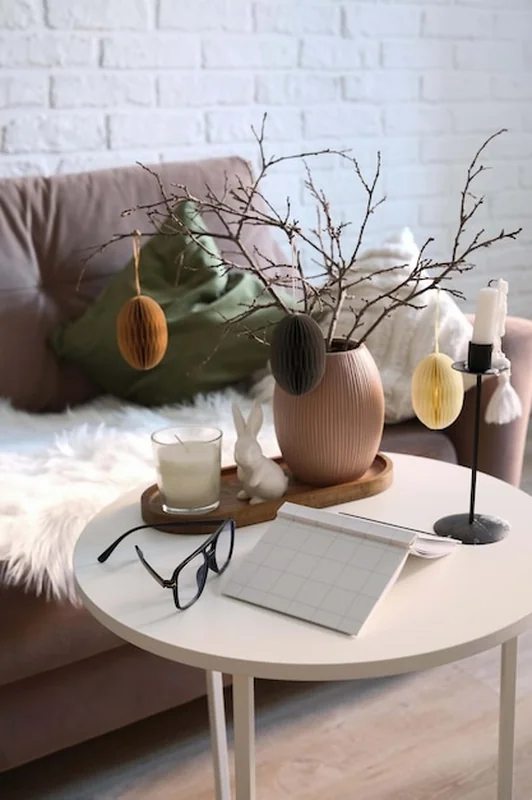 Salon z nowoczesnym ozdobem wielkanocnym - wazon z suchymi gałęziami