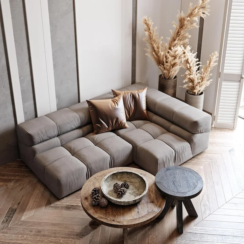 Nowoczesna szara kanapa w przytulnym salonie