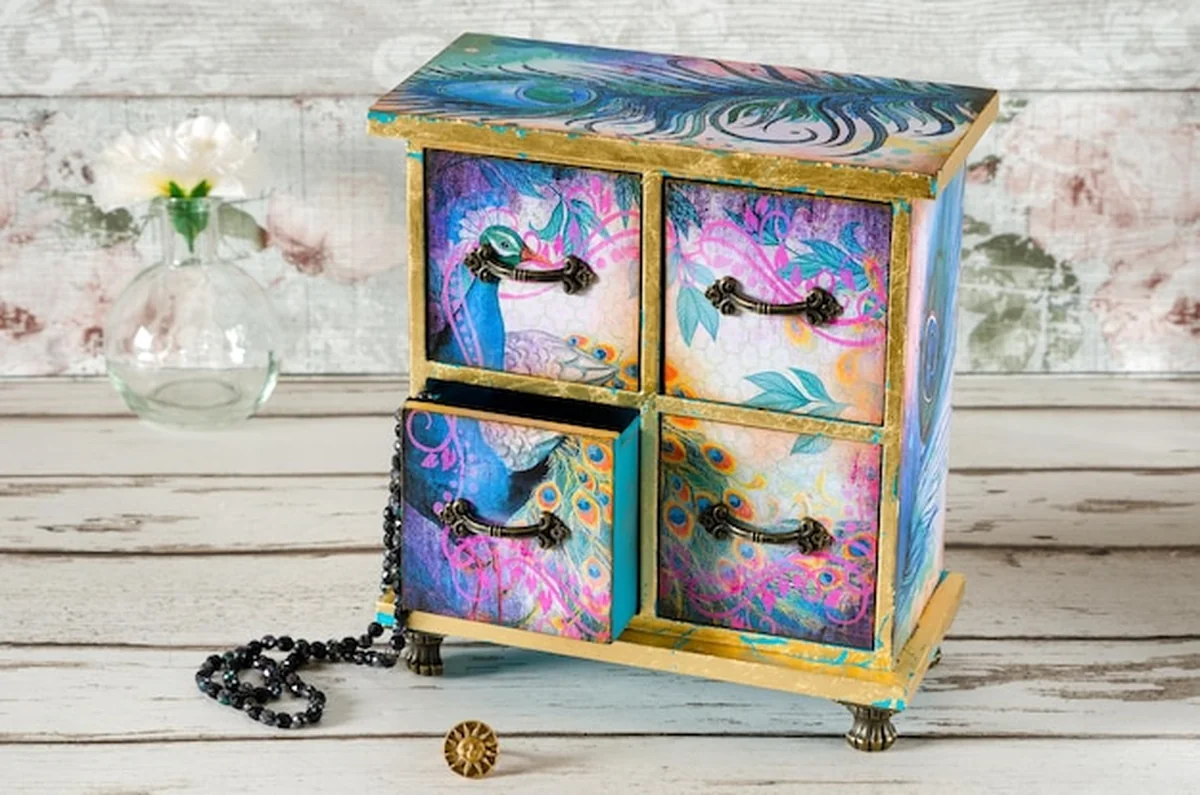 Pudełko ozdobione techniką decoupage