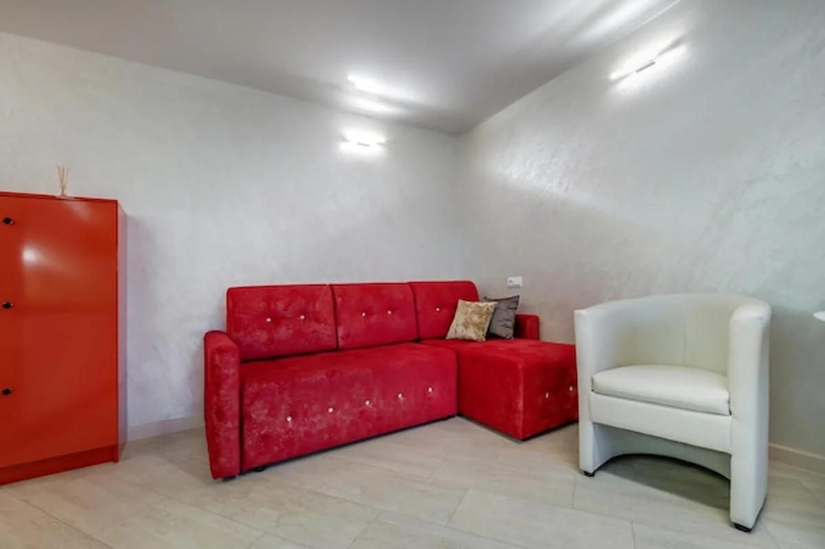 Meble we wnętrzu salonu z sofą