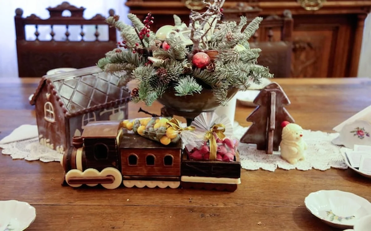 Piękna dekoracja stołowa z ozdobami świątecznymi w salonie