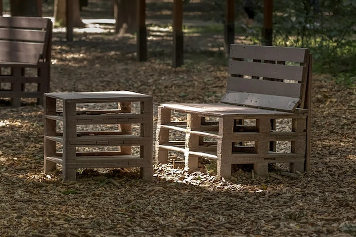 Meble z drewnianych palet na tarasie z pustym stołem i ławką