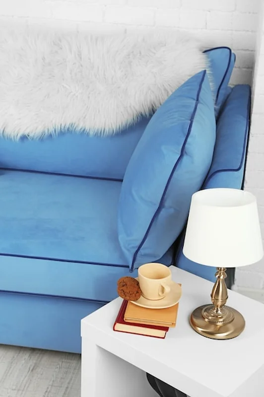 Nowoczesny salon z niebieską sofą