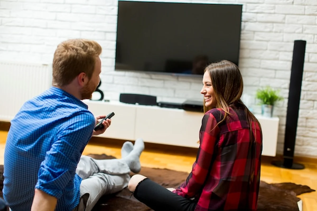 Para oglądająca telewizję na podłodze