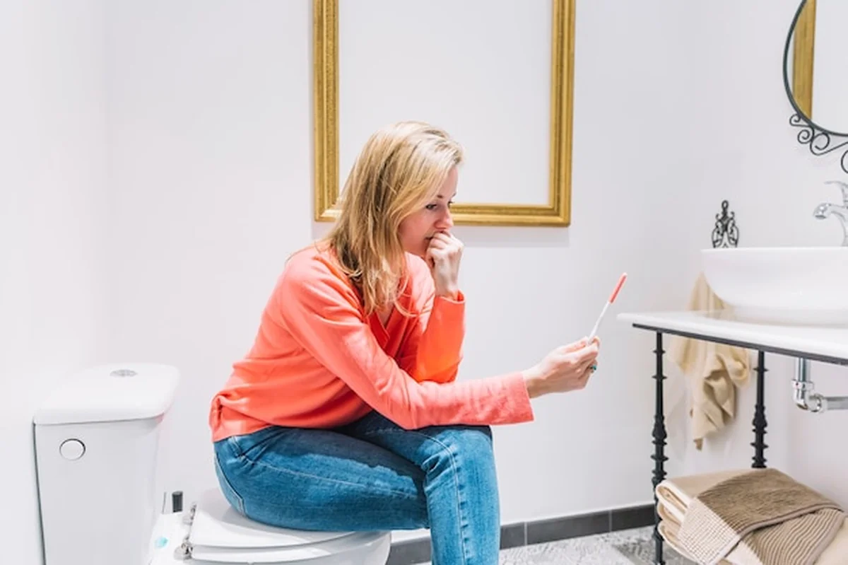 Desperacka kobieta trzymająca test ciążowy