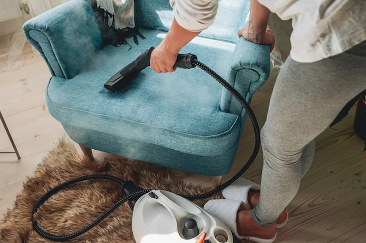 Ręczne czyszczenie fotela myjką parową