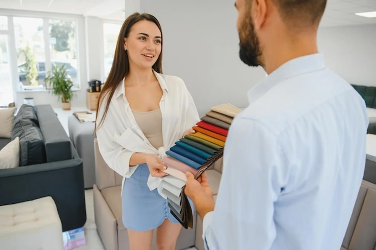 Kobieta z mężem w salonie meblowym